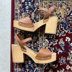 Universal Thread Heeled Clogs